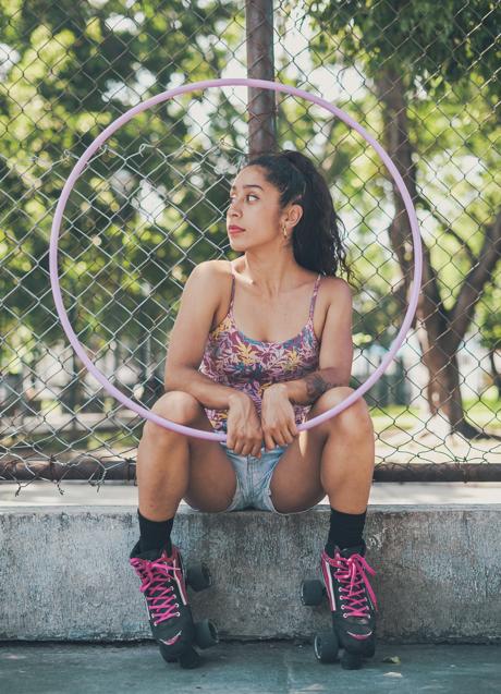 Imagen - Mujer con hula hoop y patines / Foto de Los Muertos Crew en Pexels.