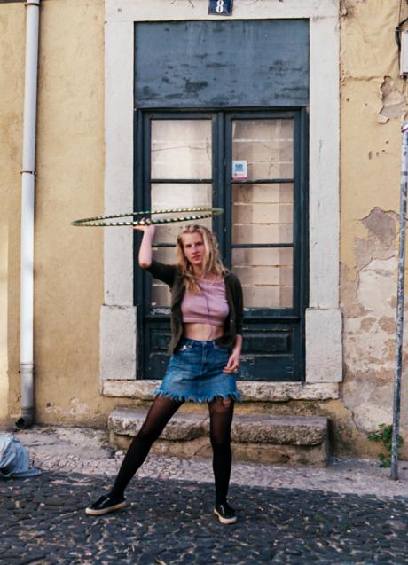 Imagen - Mujer realizando un ejercicio con hula hoop para ejercitar los brazos / Foto de Ummano Dias en Unsplash.