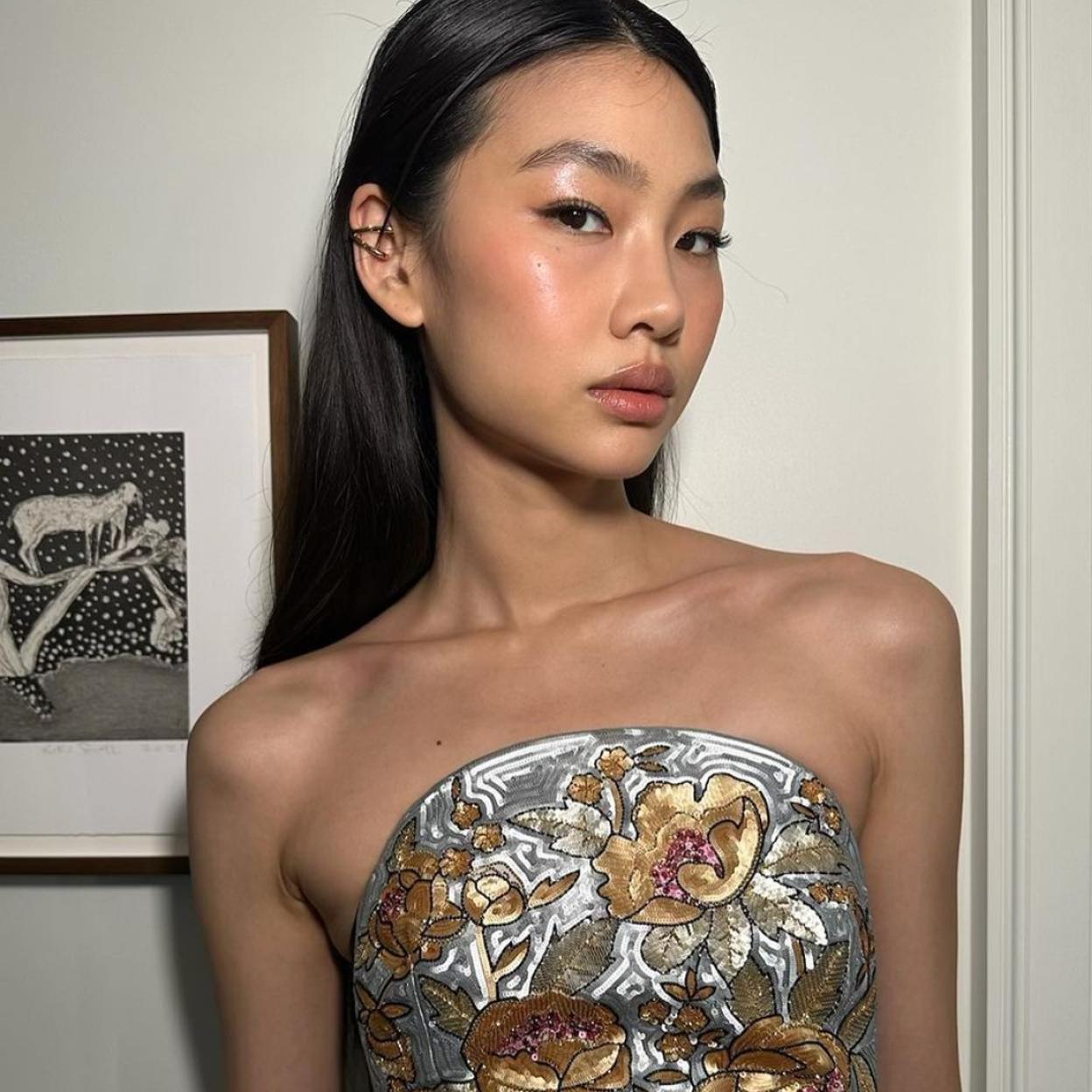 Modelo coreana con piel tersa y firme