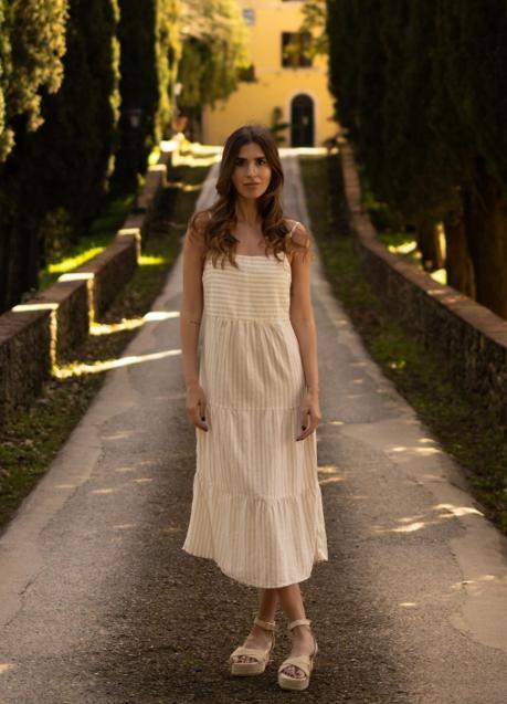 Imagen - La influencer Mery Turiel con un vestido de rayas.