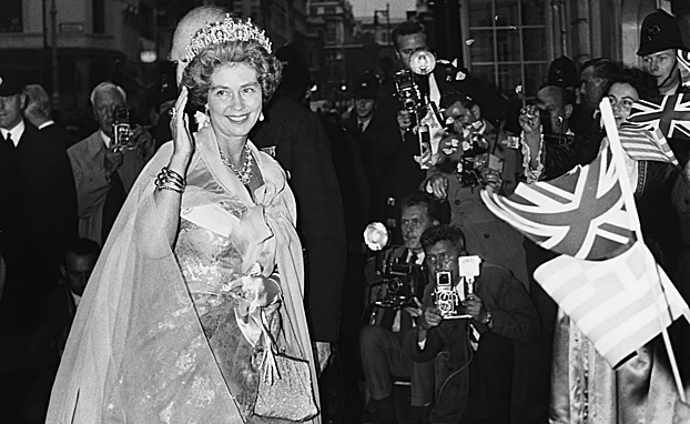 La reina Federica, con vestido de gala y corona.