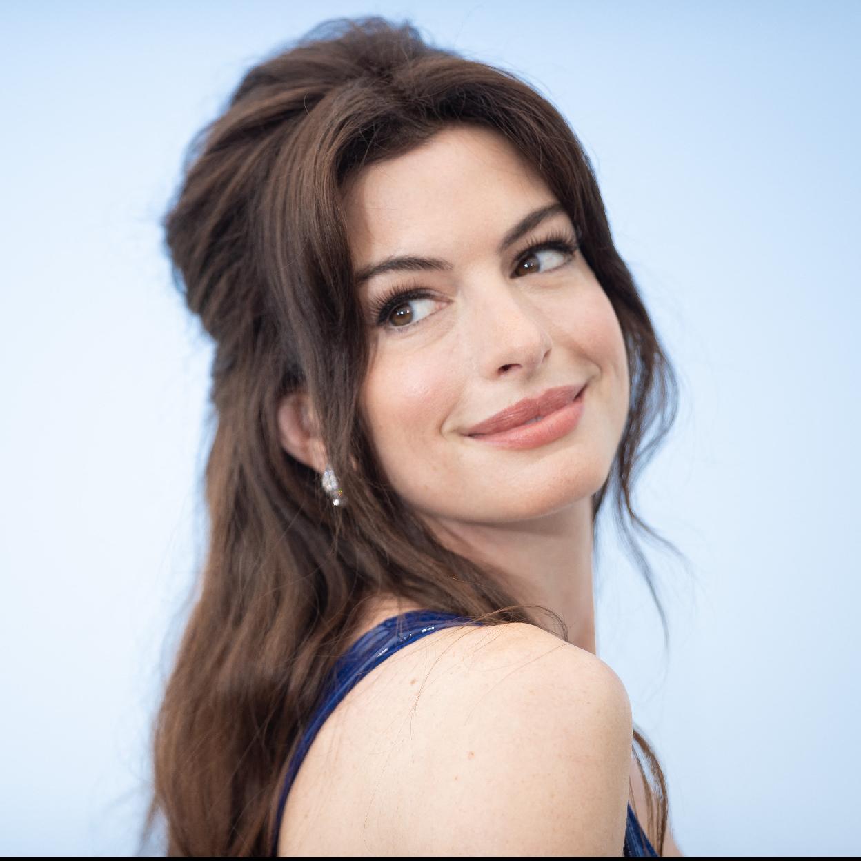 Anne Hathaway luce una piel perfecta.