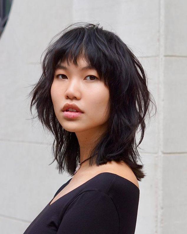 El híbrido entre el  corte shag  y el mullet. Es corto por delante y más largo por detrás, con muchas capas desordenadas, textura y, normalmente, un flequillo corto y desfilado.