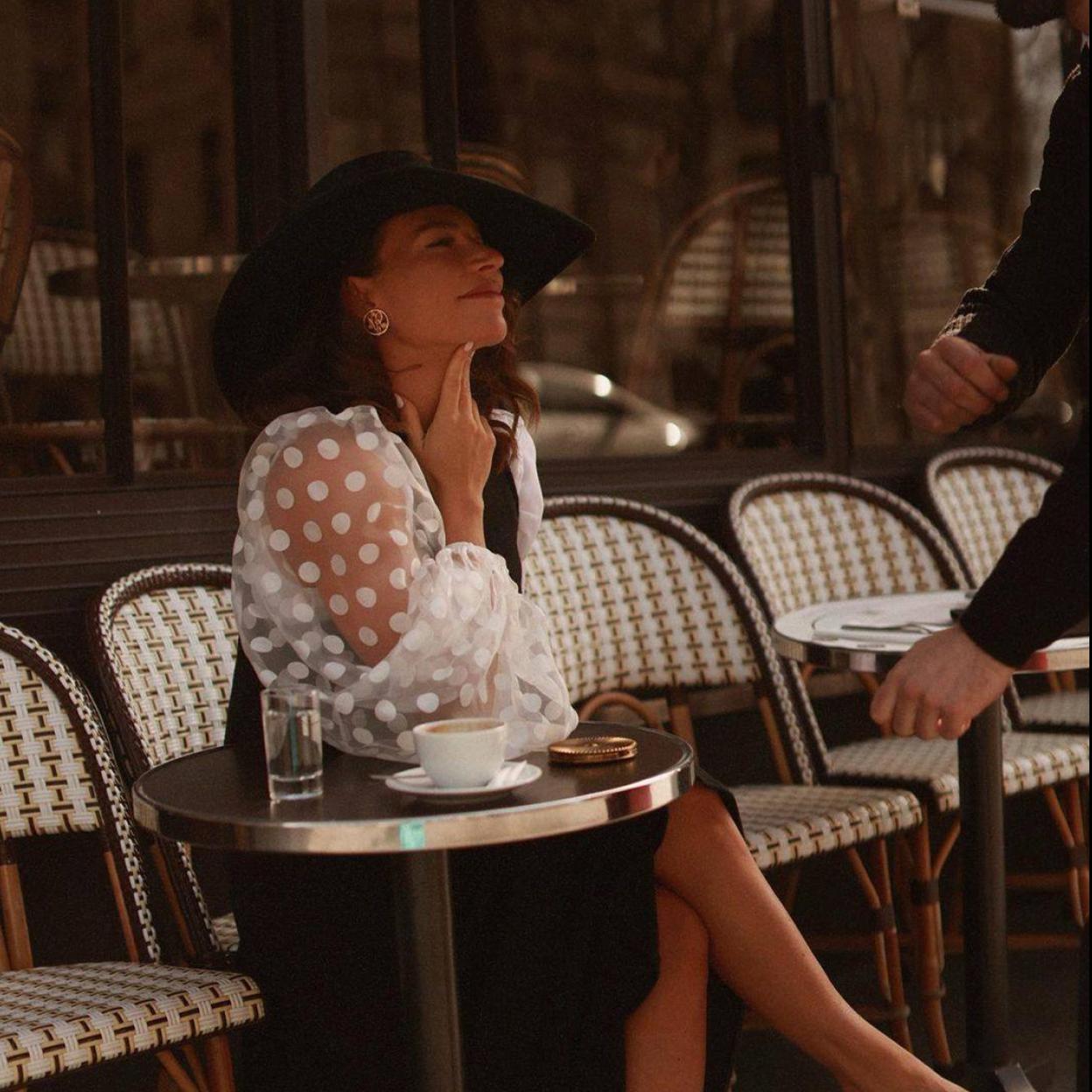 La influencer lleva una blusa de plumeti a la moda