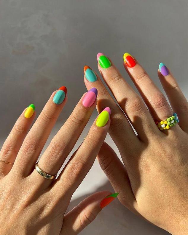 El colorido protagoniza las tendencias de uñas de verano 2023 y para un resultado de lo más divertido y alegre, opta por un diseño de uñas en la que se mezclen diferentes tonos brillantes o neón entre sí.