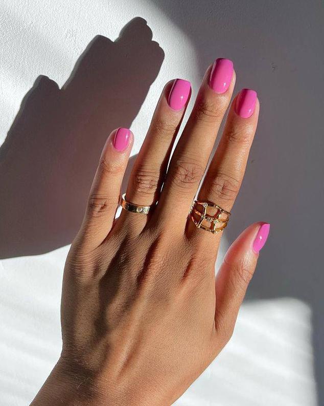 La tendencia de moda también llega a las uñas, haciendo prevalecer la feminidad del total look rosa. Tanto en rosa fuerte, fucsia, chicle o bebé, cualquier tonalidad de rosa que te recuerde a la muñeca barbie será un acierto seguro para tus uñas en verano 2023.