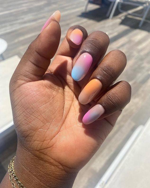 Los degradados son tendencia, también en uñas. Lo puedes llevar con una sola transición de color, pero para verano 2023 querrás una especie de tie-dye con mezclas de colores pastel o vivos, muy integrados.