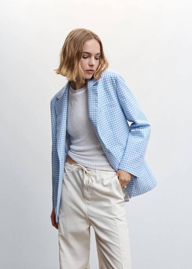 Americana oversize de algodón con cuello solapa, manga larga y estampado de vichy, en azul, de Mango. Cómprala a 79,99 euros.