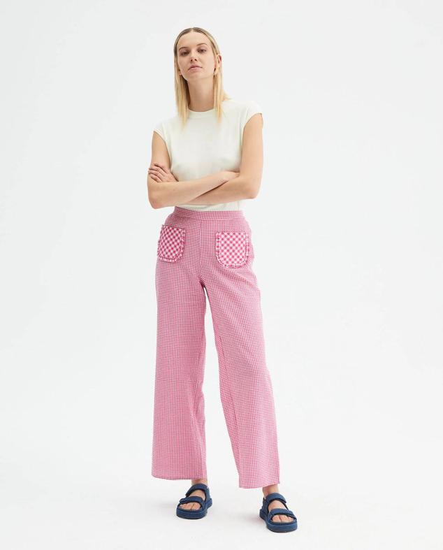 Pantalón ancho con tiro medio, bolsillos y estampado de vichy color rosa, de Compañía Fantástica. Te costará 44,95 euros en El Corte Inglés.