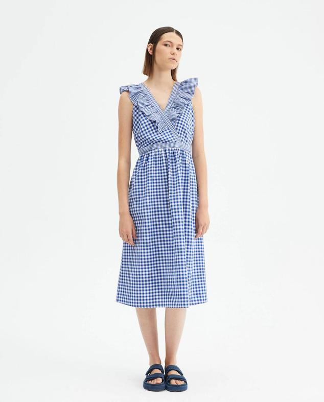 Vestido midi con escote cruzado de pico, mangas con volantes y estampado de vichy en azul, de Compañía Fantástica. Lo encontrarás a 56,95 euros en El Corte Inglés.
