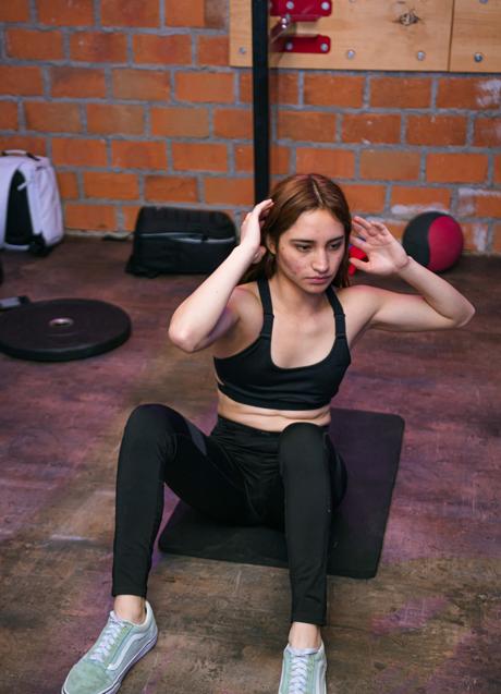 Imagen - Mujer haciendo abdominales/PEXELS