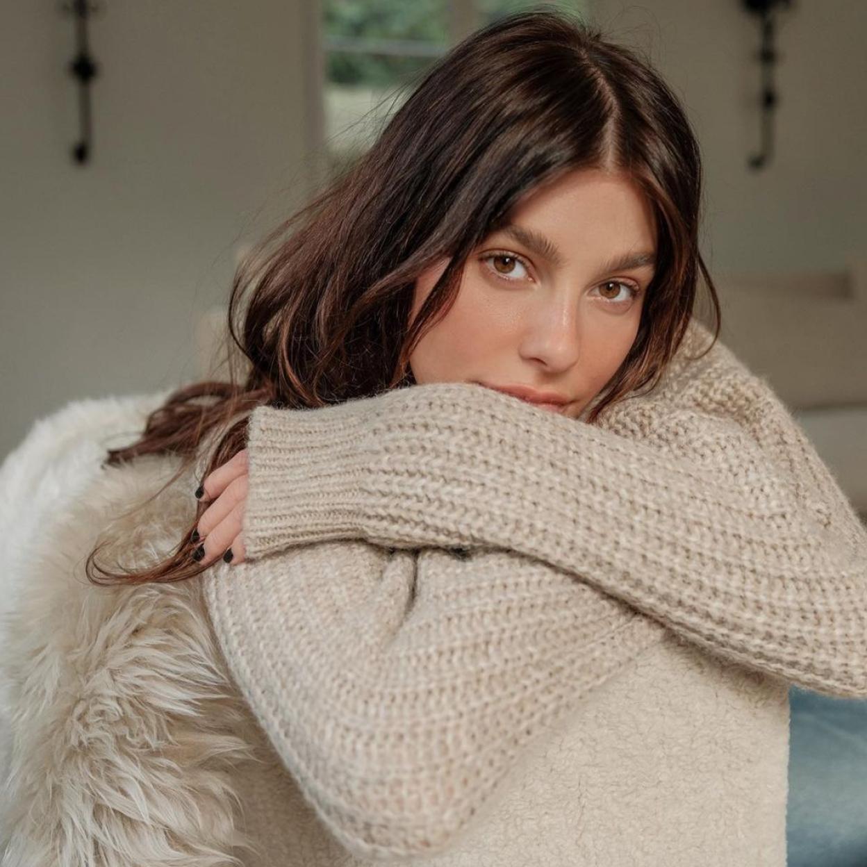 Una mujer con el pelo fino y castaño.