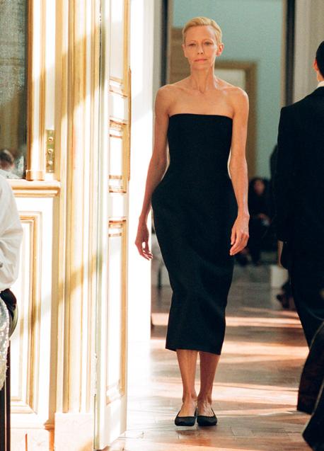 Imagen - Vestido negro minimalista con escote palabra de honor de la colección SS23 de The Row, la firma de lujo silencioso de las gemelas Olsen.