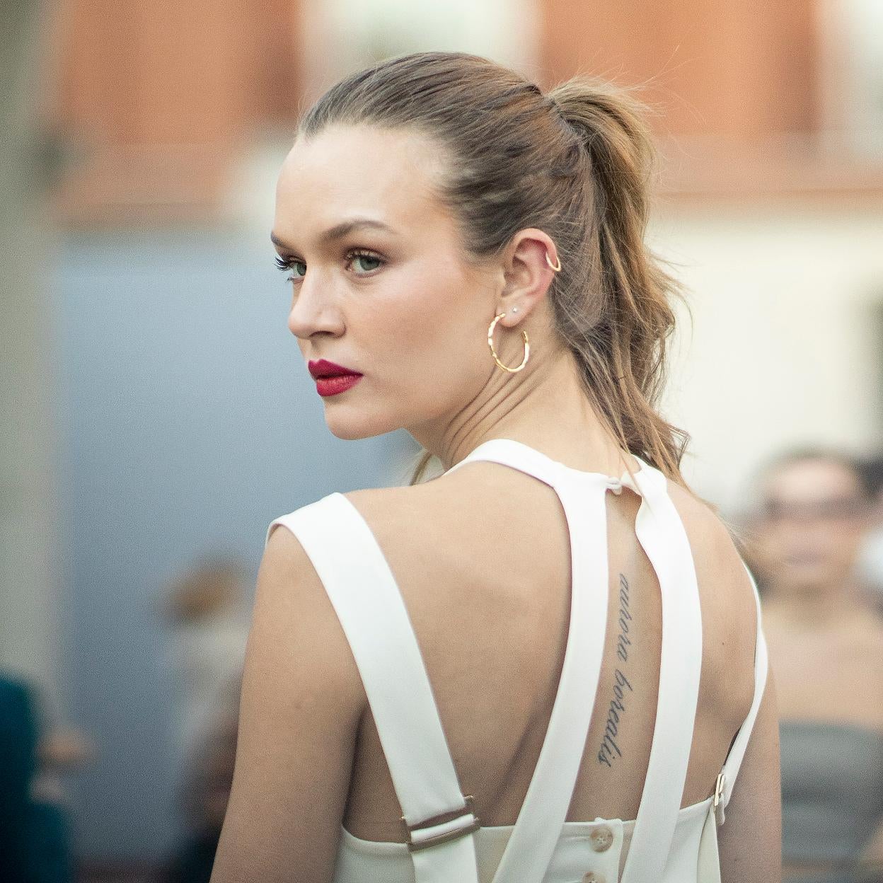 Una mujer con pestañas con volumen y labios rojos.