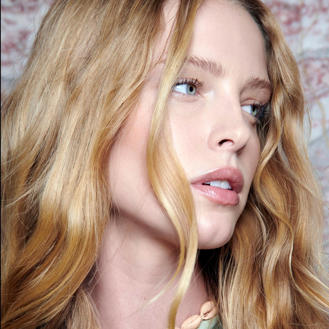 La modelo lleva un peinado con ondas abiertas y deshechas para el pelo suelto.