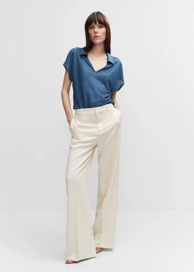 Polo en tejido ligero de lino con corte relajado, manga corta, escote de pico y cuello solapa combinada, en azul, de Mango. Te costará 29,99 euros.