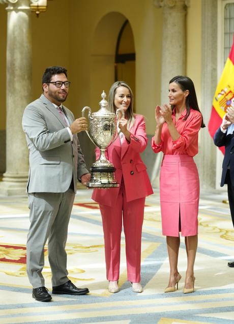 Imagen - La reina Letizia con un look rosa en los Premios Nacionales de Deporte. / MUJERHOY