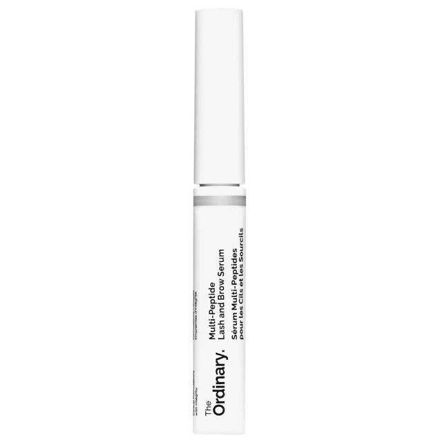 Multi-Peptide Lash & Brow Serum de The Ordinary redensifica tus pestañas y cejas al máximo, así como aumenta la longitud del pelo porque está destinado a aumentar el crecimiento natural, gracias a las innovadores tecnologías y a activos como los péptidos. La combinación de SYMPEPTIDE XLASH® y Anargy® multiplica el volumen, y la mezcla de Widelash™ y CAPIXYL incrementa el largo de la pestaña. Mientras, el REDENSYL™ aporta los nutrientes necesarios apra que estén saludables y resistentes.