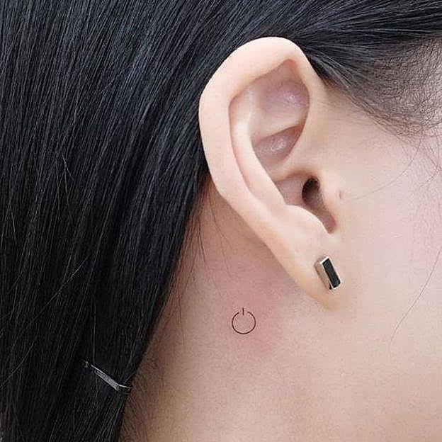 Tatuaje minimalista con símbolo