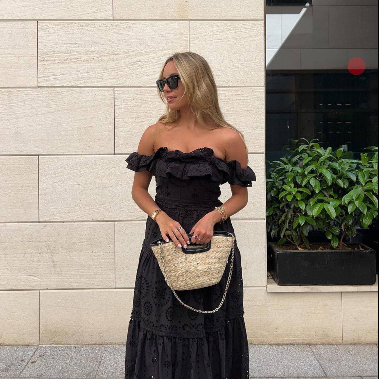 La influencer lleva el vestido negro viral de Zara