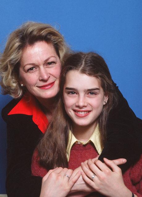 Imagen - 1978, RETRATO FAMILIAR: Brooke Shields, con apenas 10 años, posa sonriente con su madre, Teri, el mismo año que protagonizó La pequeña, la película de Louis Malle.