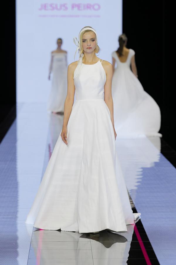 Siguen jugando con plumas, con capas y echarpes, con volúmenes caprichosos, con tejidos de guipur, con bordados y con estampados glitter en all over. 