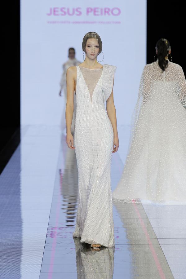 Además, renuevan algunos de sus clásicos como el escote halter, el cuello perkins o sus imprescindibles y queridos lazos.