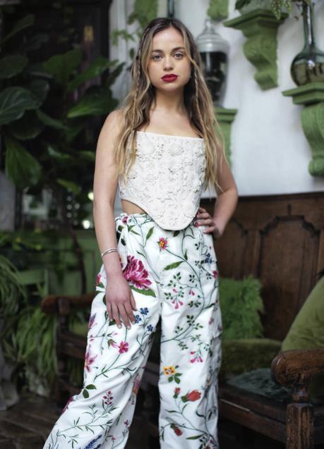 Imagen - Amelia Windsor con corsé y pantalón de Dior y pulsera y pendientes de Pomellato. Fotografía: Jorge monedero / Estilismo: Sandra Solé.
