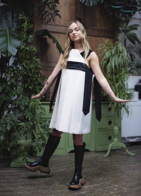 Imagen - Amelia Windsor lleva vestido y botas de Louis Vuitton. La pulsera es de Pomellato. Fotografía: Jorge monedero / Estilismo: Sandra Solé.