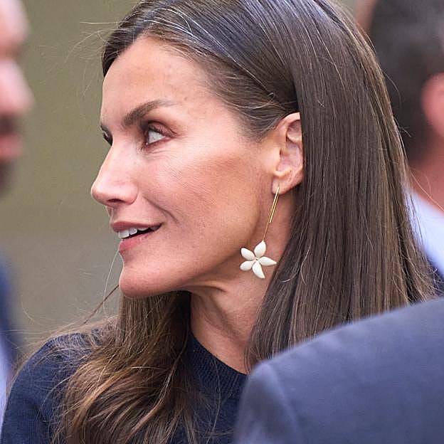 Así son los pendientes de Carolina Herrera de la reina Letizia.
