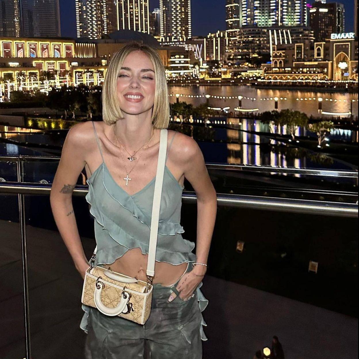 La influencer lleva la blusa de gasa superventas de Zara