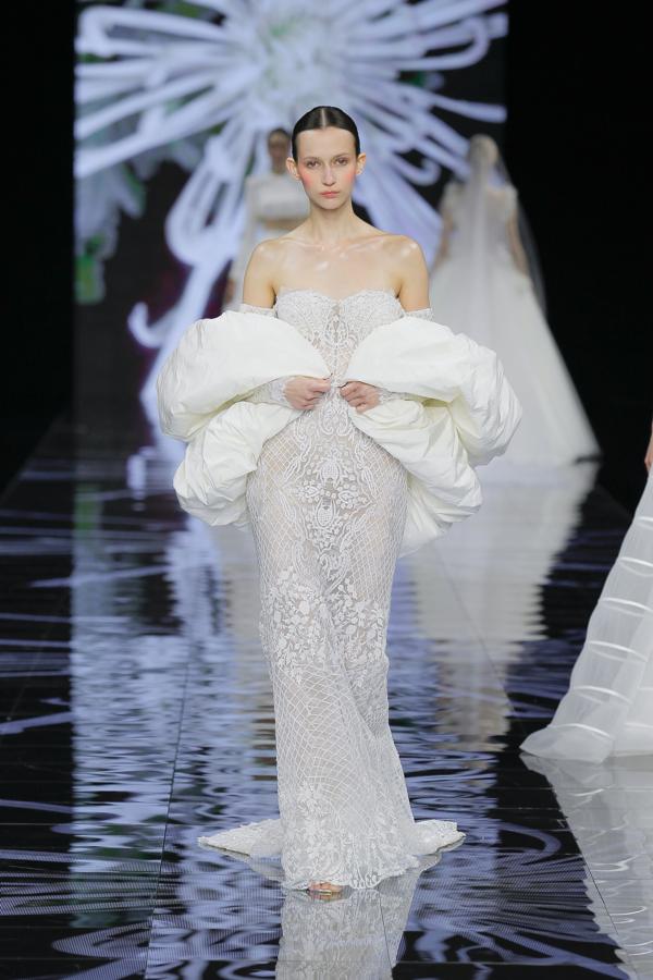 Inspirada en la estética disruptiva y elegante de los años 50 de Jacques de Fath, es un canto a la libertad. Incluso un homenaje para mujeres empoderadas que buscan una estética sexi y llena de glamour.