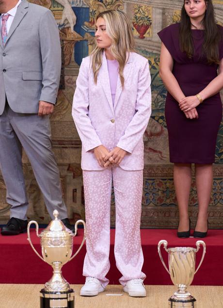 Imagen - Alexia Putellas con un traje de Mango.