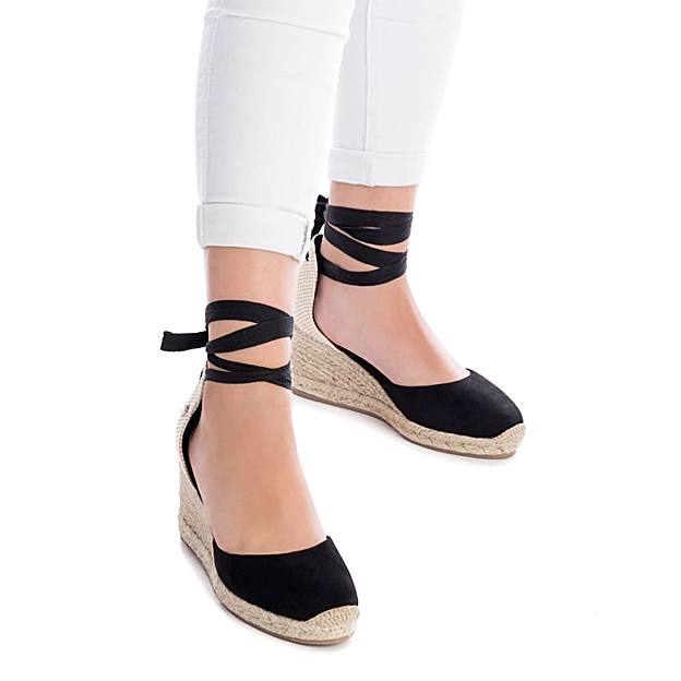 Las alpargatas negras de Xti.