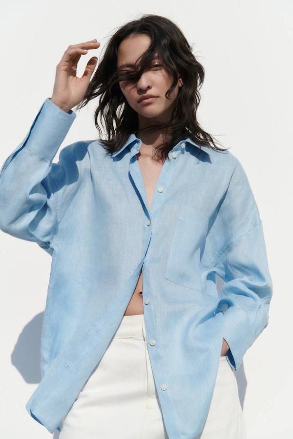 Camisa de lino 100% con corte relajado, cuello solapa, manga larga acabada en puño, bolsillo de plastrón y cierre de botones, en azul, de Zara. Consíguela por 25,95 euros.
