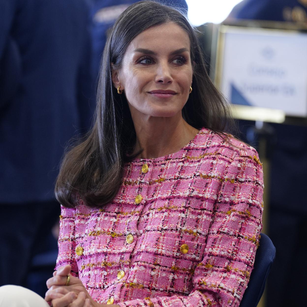 La reina Letizia con una chaqueta de tweed rosa.