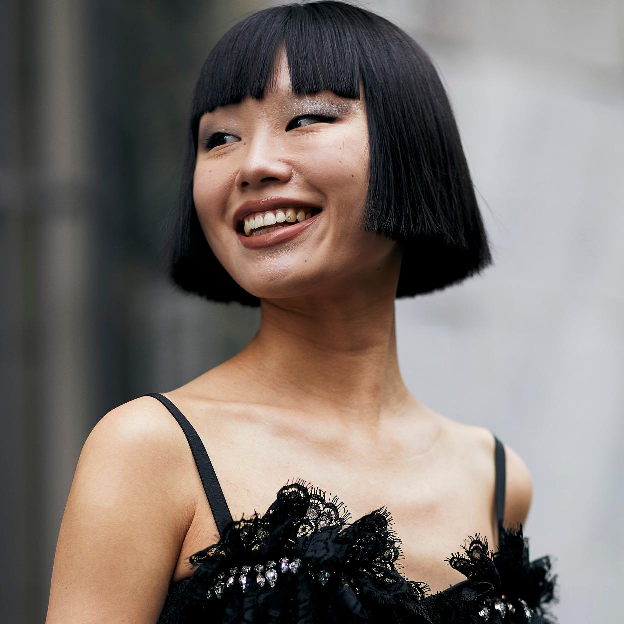 Una mujer asiática en el street style de Milán.
