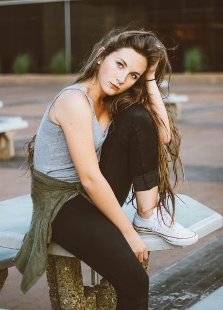 Imagen - Mujer de pelo largo sentada y apoyada en su rodilla. / Foto de Brooke Cagle en Unsplash. 