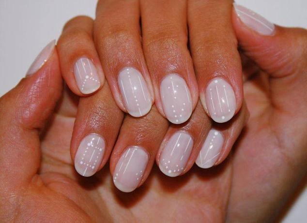 Para las que quieran algo sutil, pueden llevar la tendencia de las uñas blancas con un dibujo de puntos, en diferentes formas en cada una de las uñas. Otra idea es hacer pequeñas estrellas o constelaciones, que se llevan muchísimo.