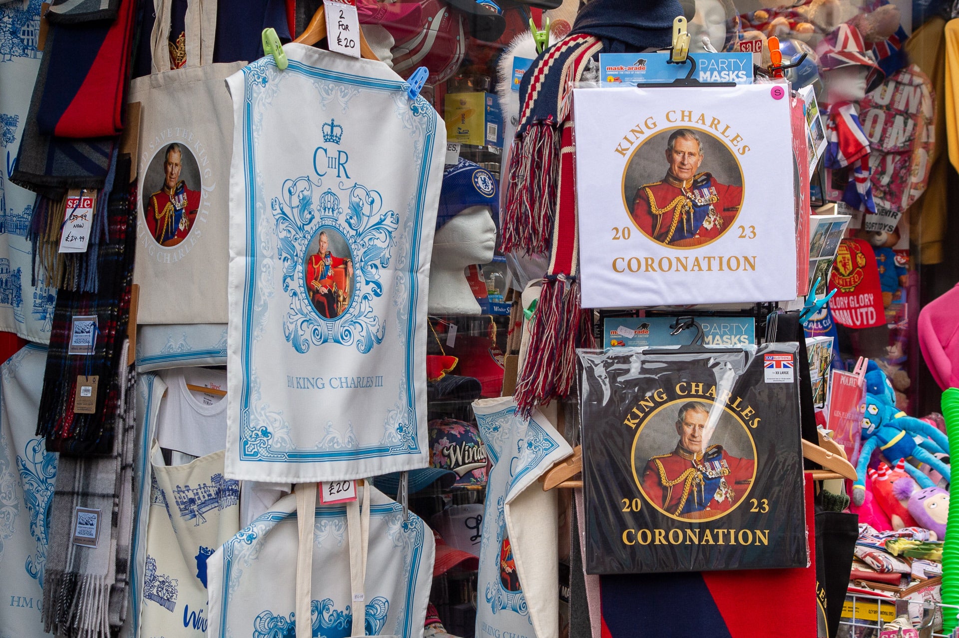 Las tiendas de souvenirs se llenan de piezas conmemorativas (de dudoso gusto) por la coronación de Carlos III.