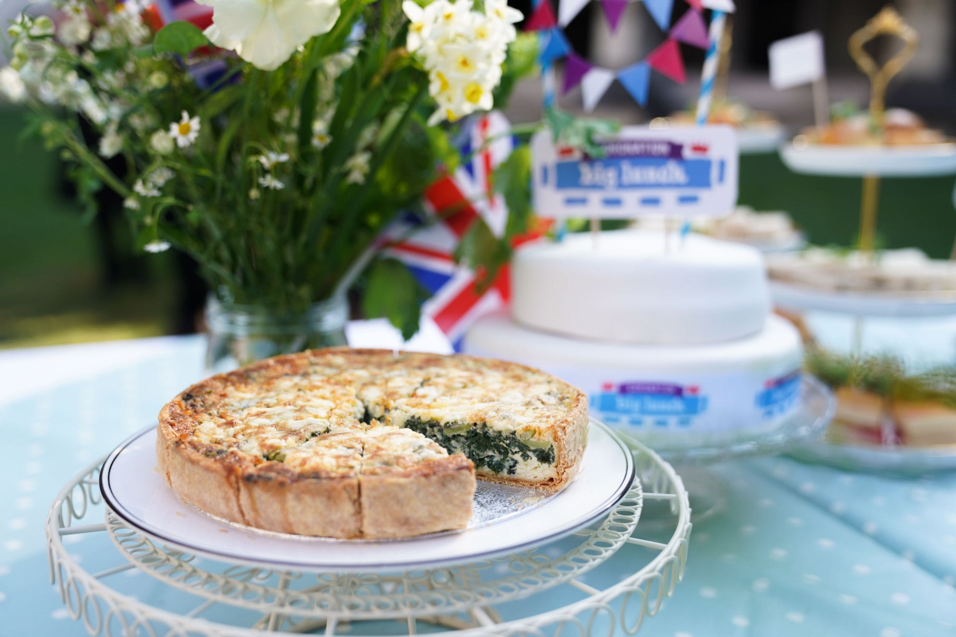 Entre los muchos 'de la coronación' se incluye una quiche creada especialmente para esta fecha histórica, una receta que se servirá en la comida popular festiva que ofrece el Arzobispo de Canterbury el domingo 7 de mayo.