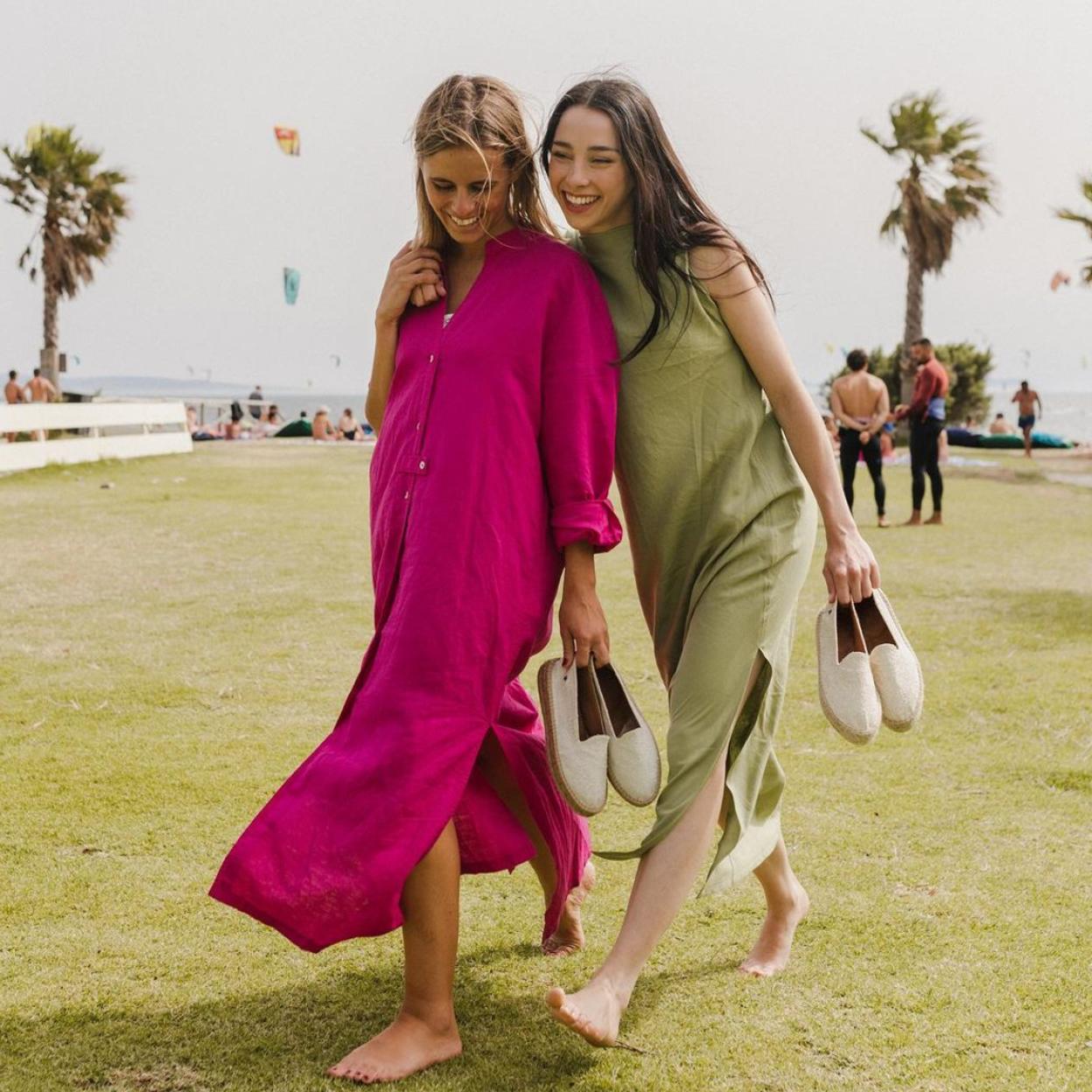 Dos mujeres con alpargatas en la mano.