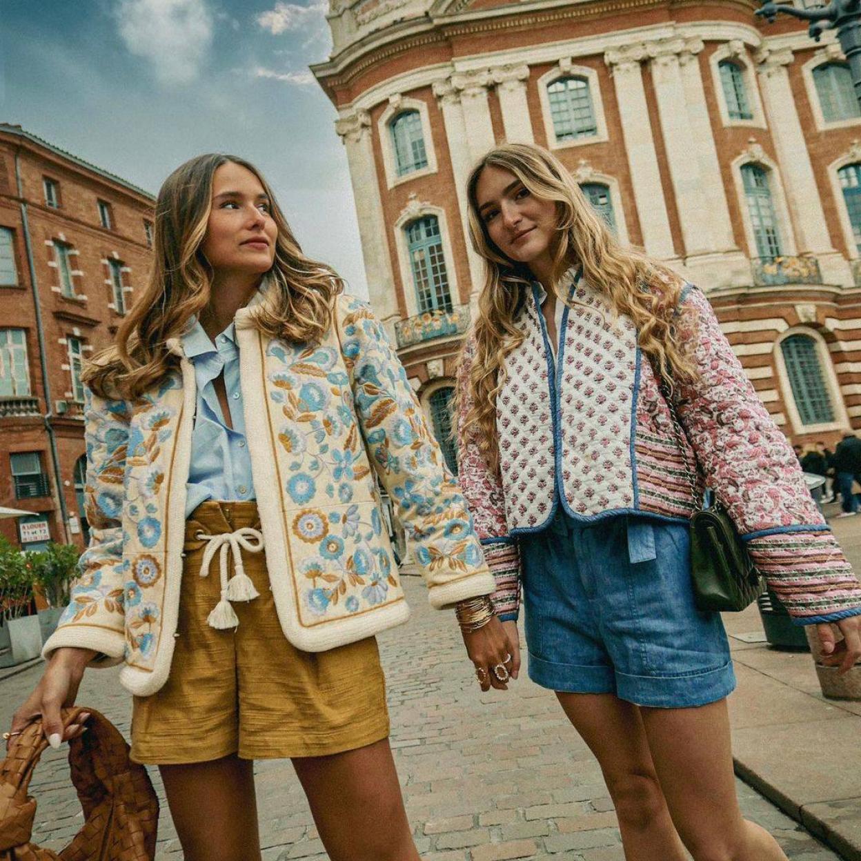 Influencer con la chaqueta reversible viral de Mango