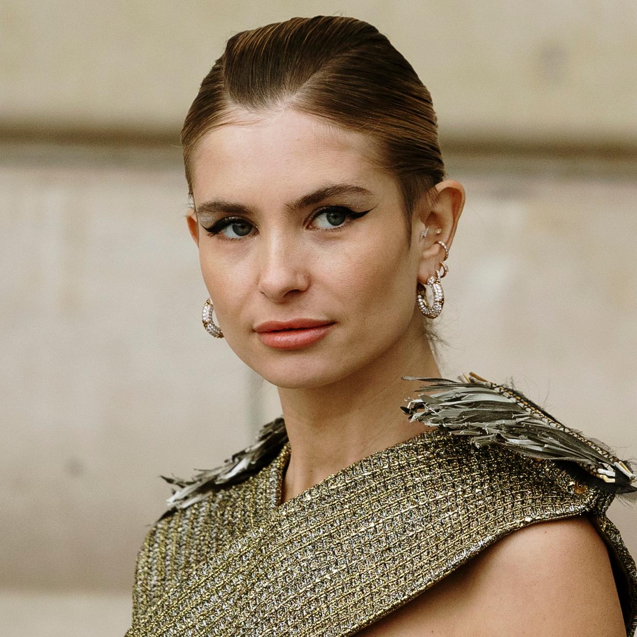 Una mujer con los labios efecto jugoso.