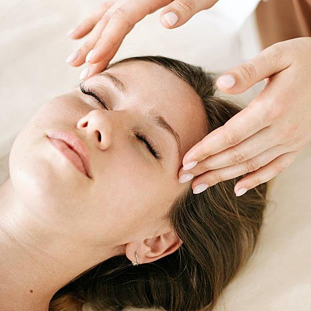 Mujer realizando masaje facial