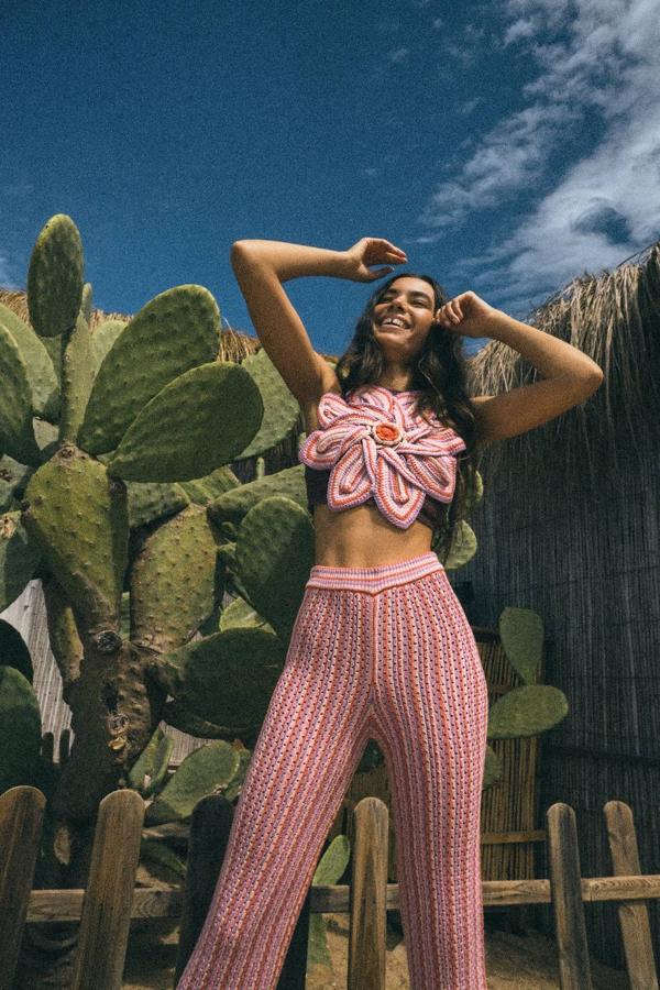 Pantalón de crochet con tiro alto, cintura elástica, pernera ancha y estampado de rayas en tonos rosa, de Zara. Puedes comprarlo por 25,95 euros.