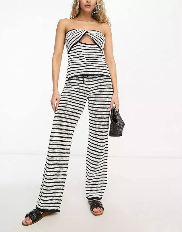 Pantalón de crochet con tiro alto, cintura ajustable y perneras rectas, en estampado a rayas marinero, de 4th & Reckless. Cómpralo en Asos por 60,99 euros.