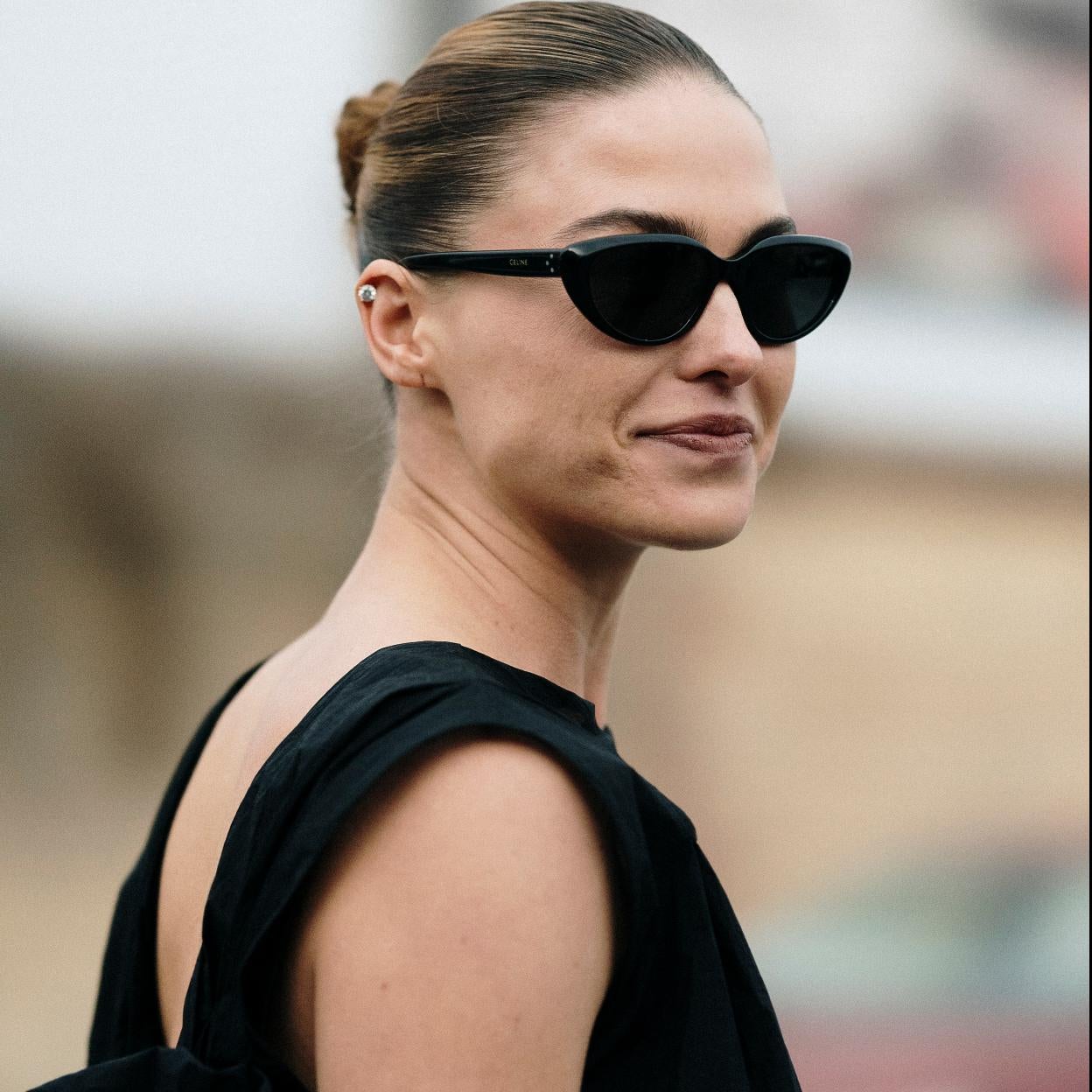 Una modelo que se protege del sol con protección solar y gafas.