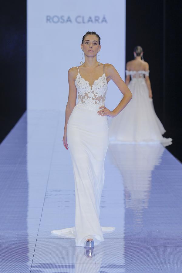 Cuerpos ceñidos combinados con faldas muy voluminosas y vestidos con cola forman parte de una propuesta en la que no faltan tampoco los sleep dress, los escotes palabra de honor o los tops con tirantes en piezas de chantillís, muselinas de seda y bordados artesanales. 