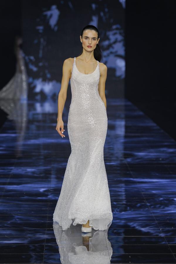 La firma de alta costura nupcial Atelier Pronovias iluminó la pasarela con un avance de su impactante nueva colección protagonizada por sus nuevas musas: Sara Sampaio y Blanca Padilla, las dos tops models internacionales más relevantes de la industria. 